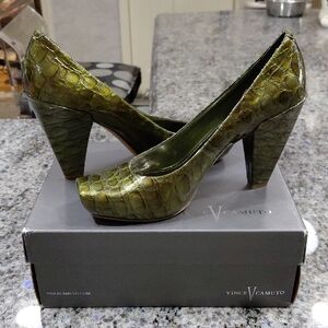 "Vince Camuto" Noga Sz.8.5, Leaf Green, Patent Leather, Croc-Embossed Heels